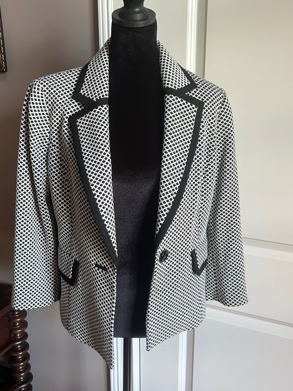 Kasper Black & White Textured Open Blazer